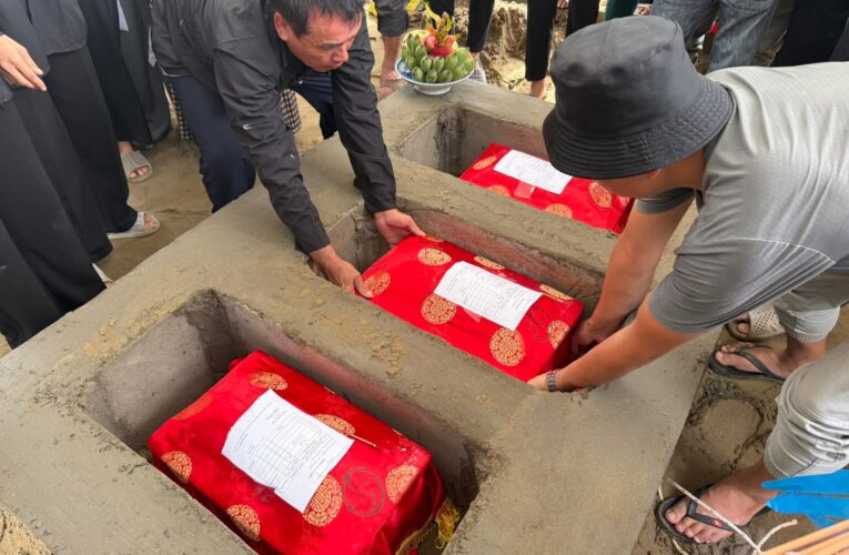 [VIDEO] Hình ảnh tiễn đưa 3 bố con ở Nghệ An