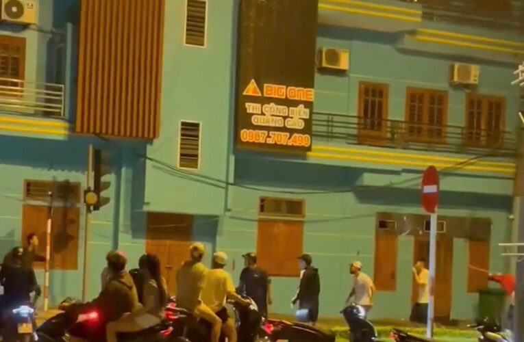 [VIDEO] NHÓM THANH NIÊN NÁO LOẠN PHỐ 8