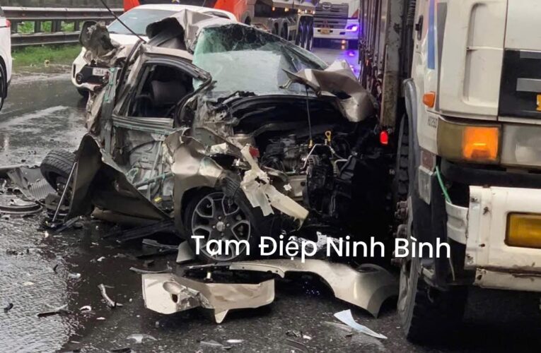 [video] cận cảnh nát tươm xe, tài xế hoảng hồn