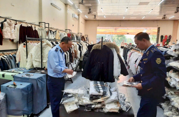 Ninh Bình: Phát hiện cơ sở kinh doanh tất giả mạo nhãn hiệu adidas, NIKE