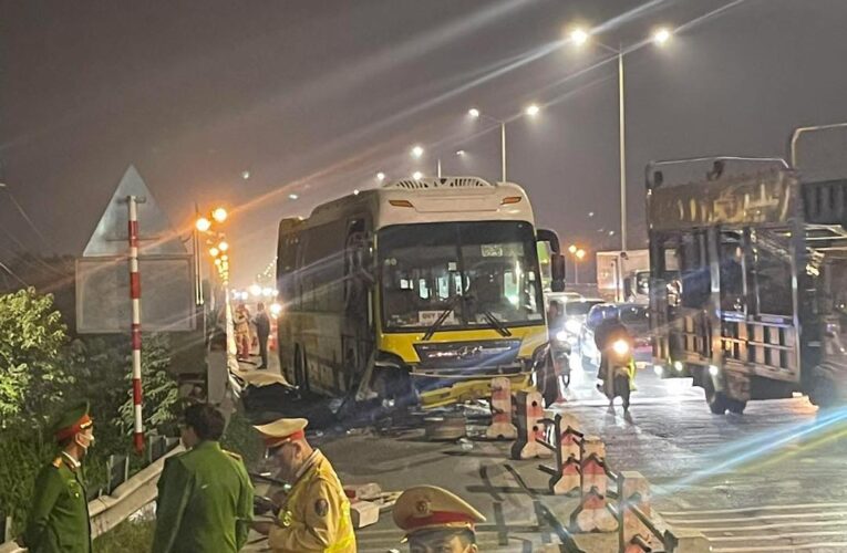 [VIDEO] Xe khách đi vào làn xe máy gây TN nghiêm trọng trên cầu Thanh Trì