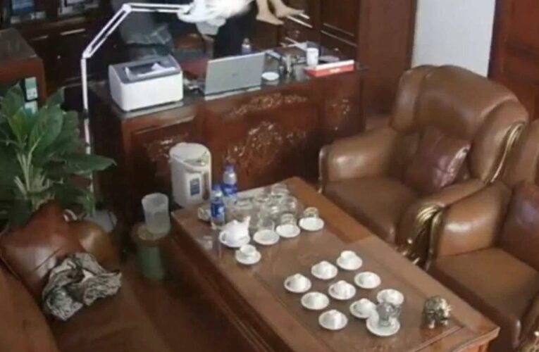 Người đàn ông “thân mật” với nhiều phụ nữ trong phòng làm việc: là chủ tịch hội đồng quản trị nhà trường