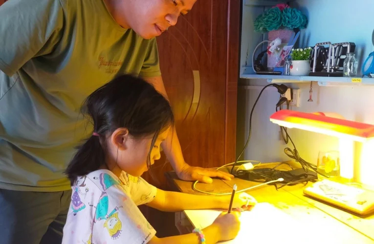 Từ 15/12/2025, cư,ỡng é,p con học tập quá sức bị phạt tới 10 triệu đồng