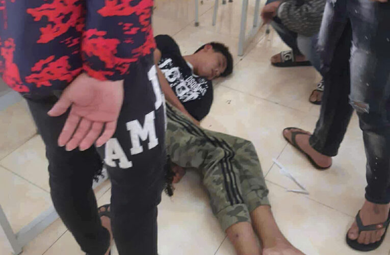 Cháu bé 15 tuổi bị bạn học hội đồng bệnh viện trả về