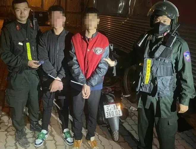 Pháp luật  Nhóm thanh niên đang ‘hú-t c-ầ-n’, bị tổ công tác 141 tuần tra phát hiện