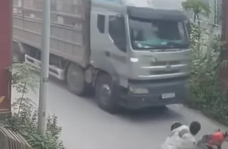 [VIDEO] NGƯỜI ĐÀN ÔNG ĐẨY CSGT VÀO XE TẢI