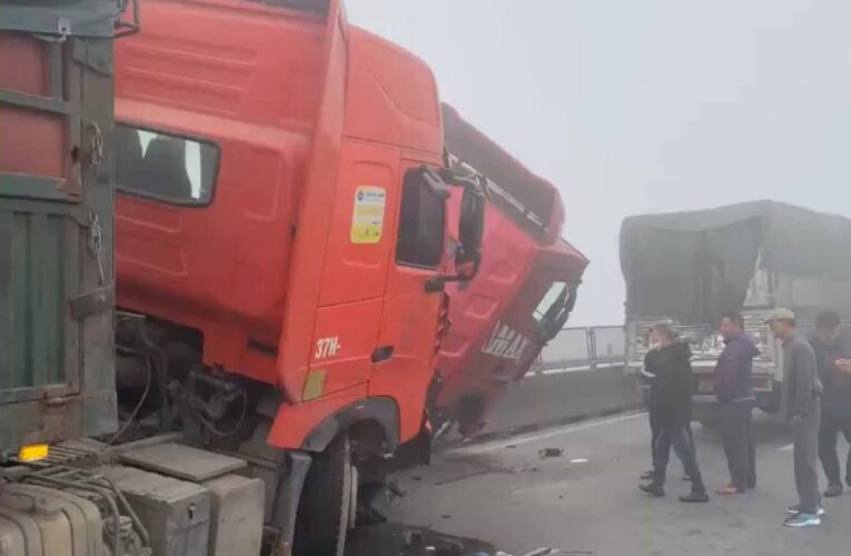 Ba ôtô tông nhau trên cao tốc Bắc Nam, 4 người tử vong