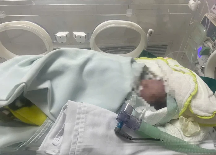 Cứu sống trẻ sơ sinh bị bỏ rơi đã ngừng tim, người đầy bùn đất