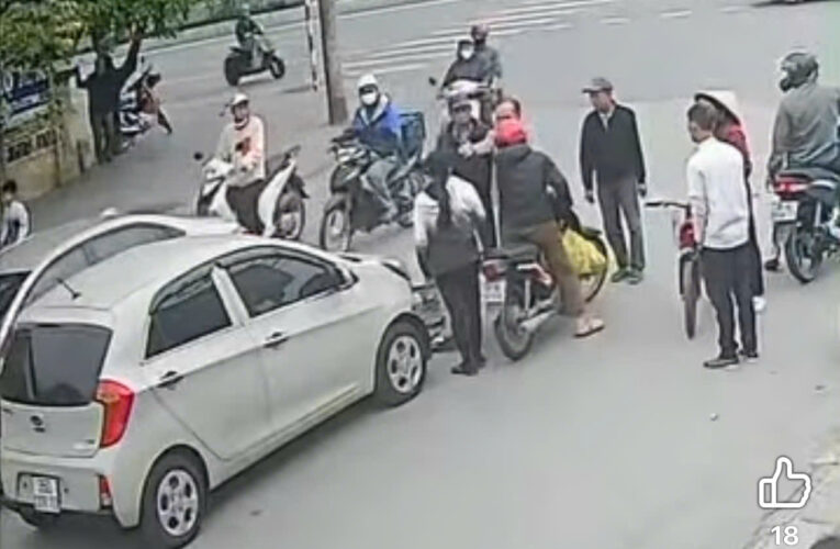 [video] người đàn ông tác động người phụ nữ ở chợ Mía