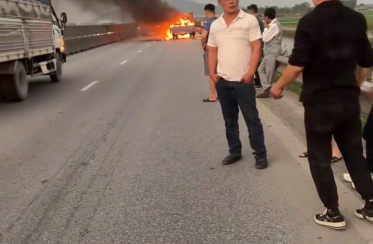 Video chiếc xe cháy rụi trên cao tốc Ninh Bình – Thanh Hóa